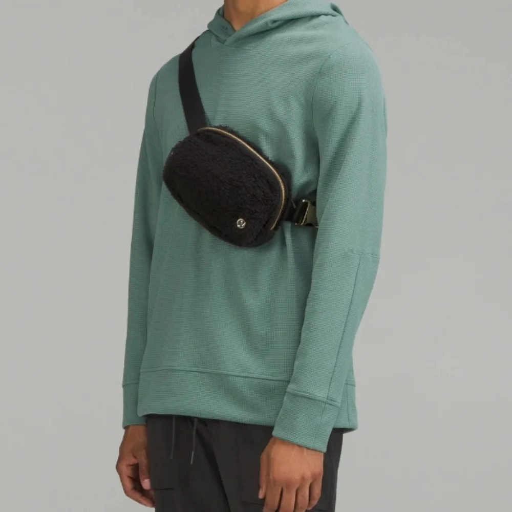 Lululemon Everywhere Fleece Belt Bag Black 1L NWT - Picture 6 of 7